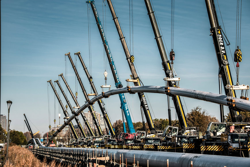 Liebherr Zwölf Mobilkrane beim Bau einer Pipeline in Delft im Einsatz 
